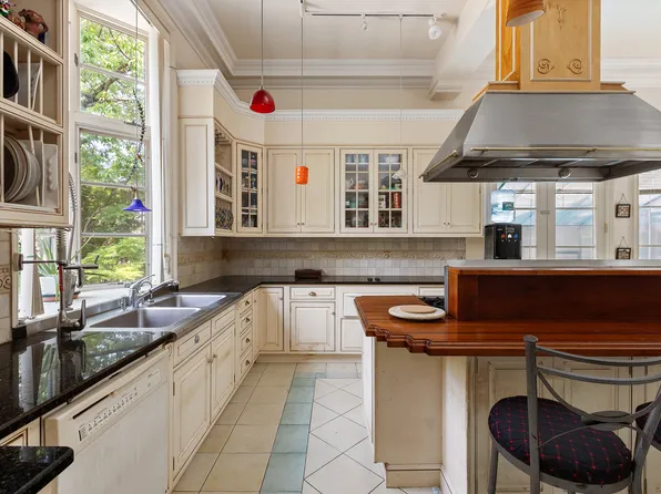 5440 Independence Avenue image 15 of 36