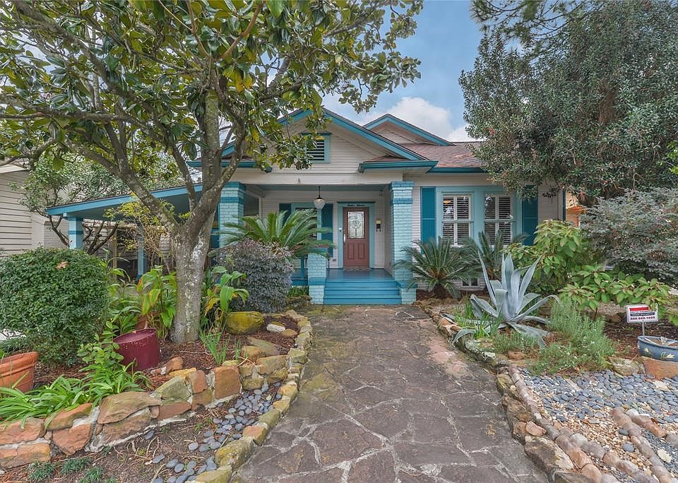 Gorgeous 2 bed 1/1 bath Craftsman bungalow in the heart of Montrose complete with a pool!