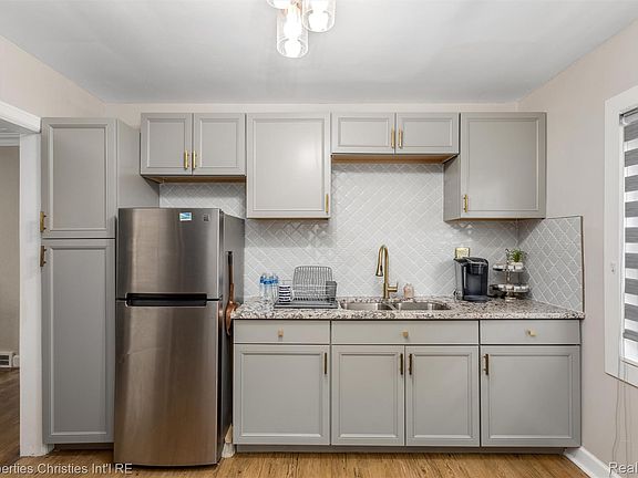 4th image of 17511 Indiana St