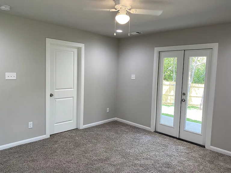 313 E Nelson St — Photo 8