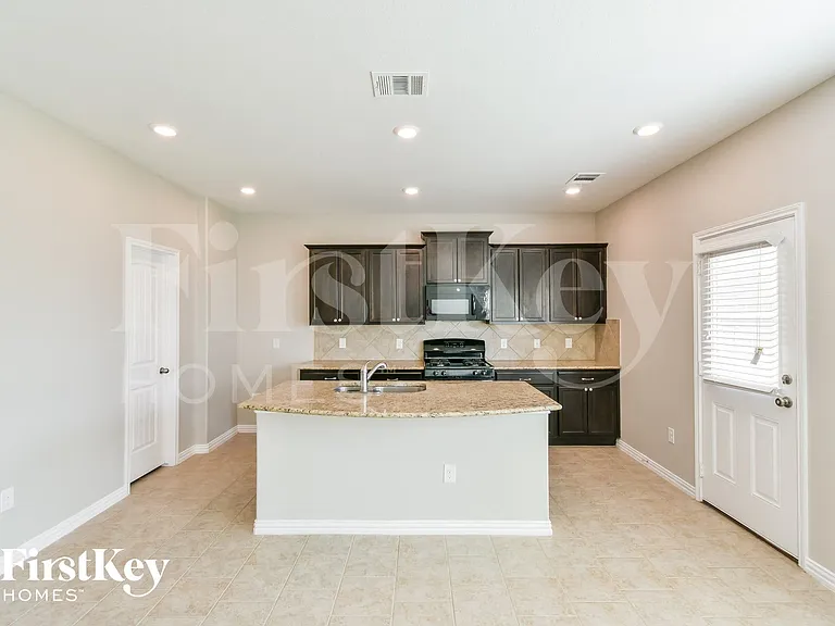 9006 Bowring Park — Photo 4