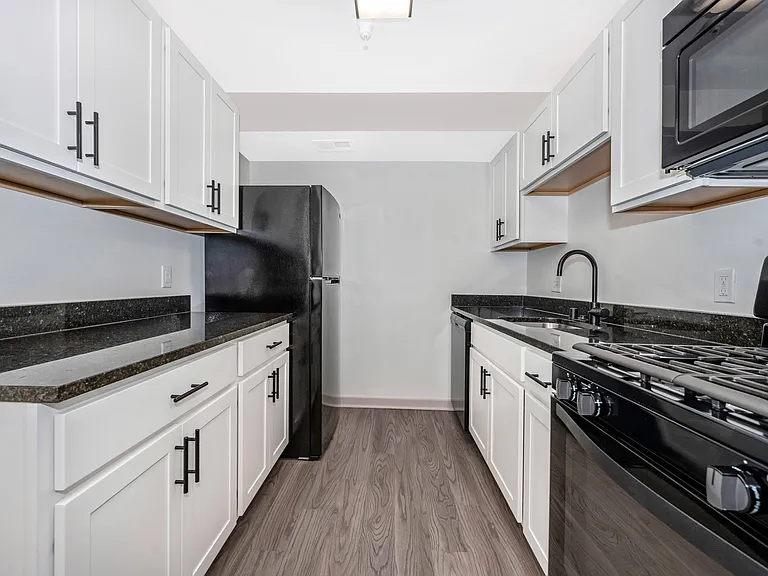 Hilltop Apartments — Photo 14