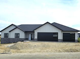 8122 Hugo Dr, Peosta, IA 52068