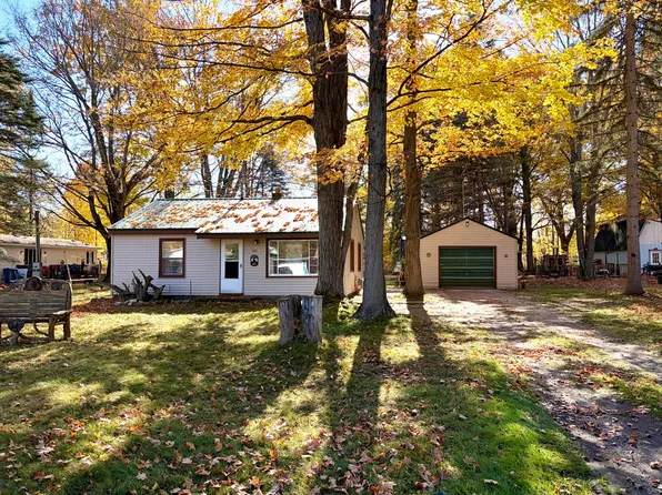 143 Victory Rd, Houghton Lake, MI 48629