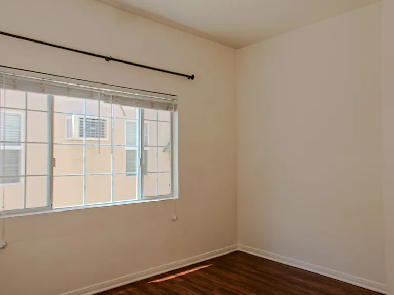 Garfield Avenue Apartments — Photo 3
