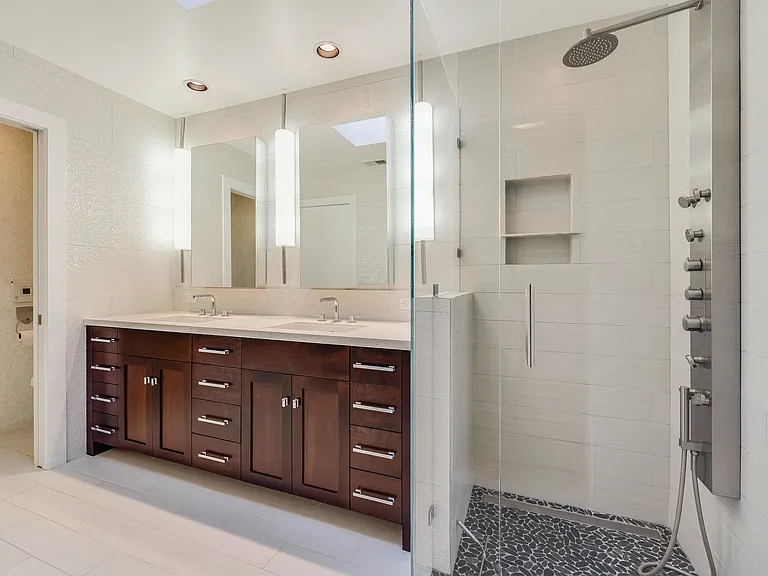 363 E Strawberry Dr — Photo 21