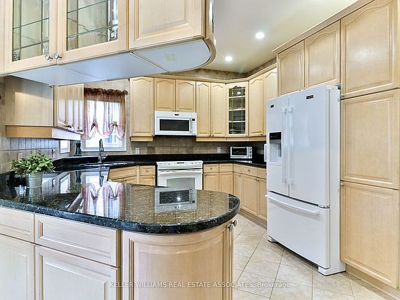 3rd image of 38 Eaglewood Blvd