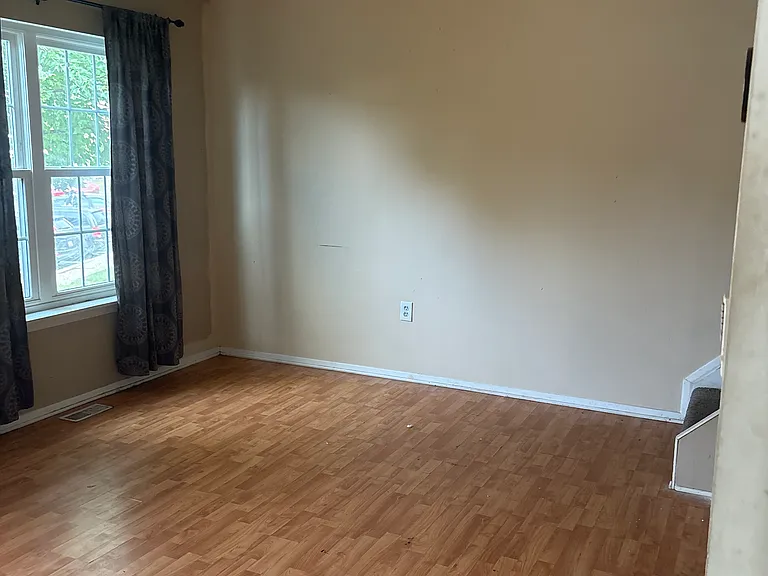 384 Logan Dr — Photo 3