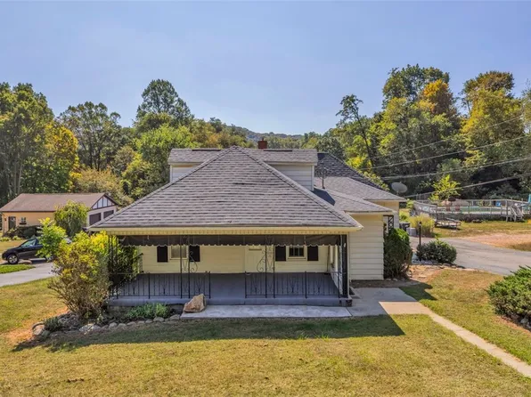 1517 Wampum Rd, Ellwood City, PA 16117