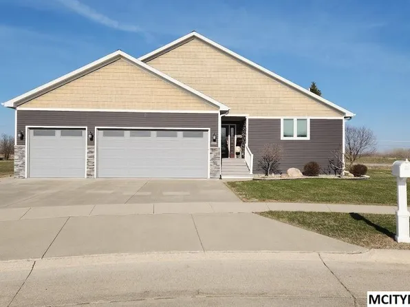 2708 Sunrise Ct, Mason City, IA 50401