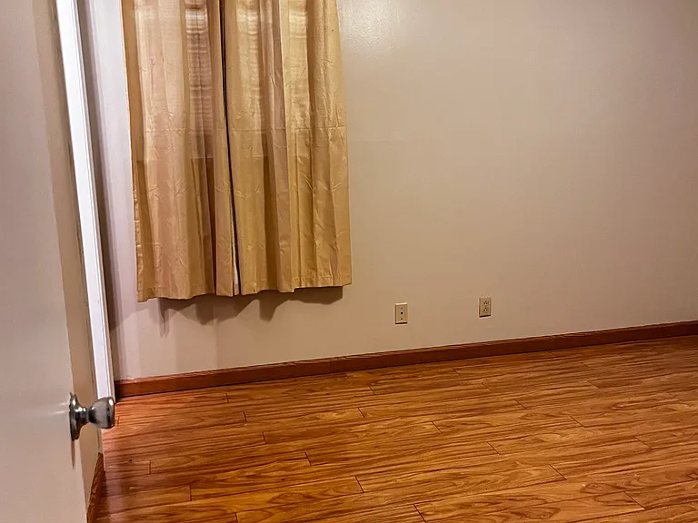 Master (King size bed will fit)