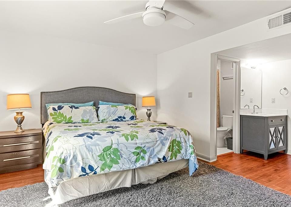 2nd image of 3201 Saint Charles Ave