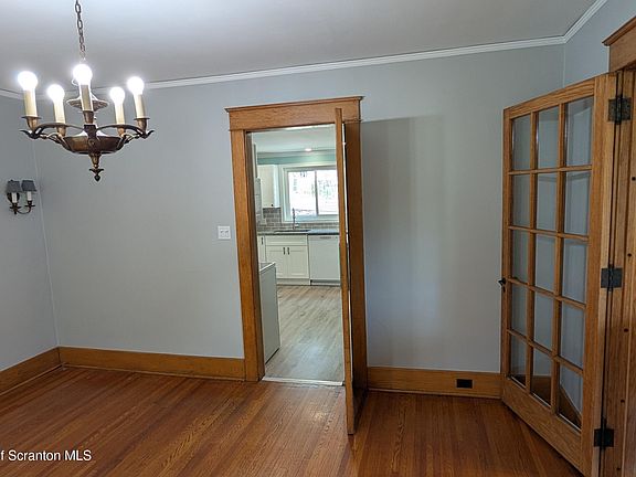 4th image of 212 W Grove St