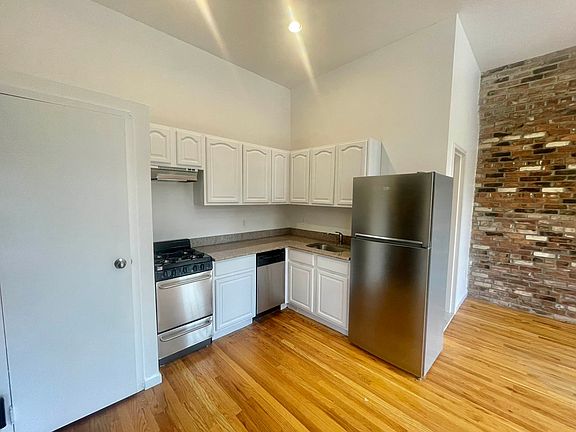 4th image of 130 Christopher St APT 1