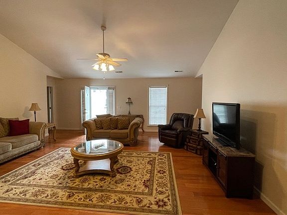 3rd image of 392 Avey Cir