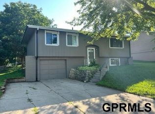 7790 Greenleaf Dr, La Vista, NE 68128