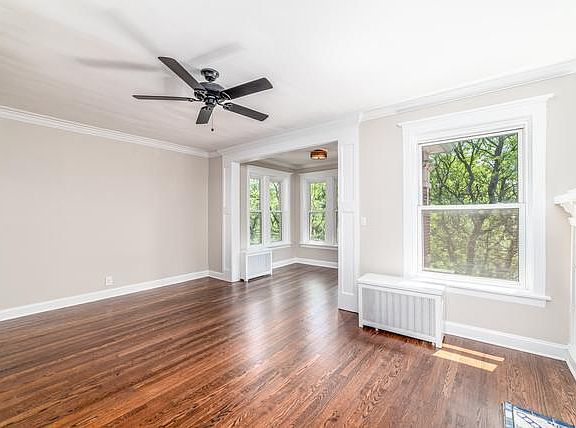 4th image of 650 E 51st St #C