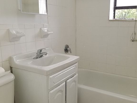 5th image of 3215 Bainbridge Ave APT 4B