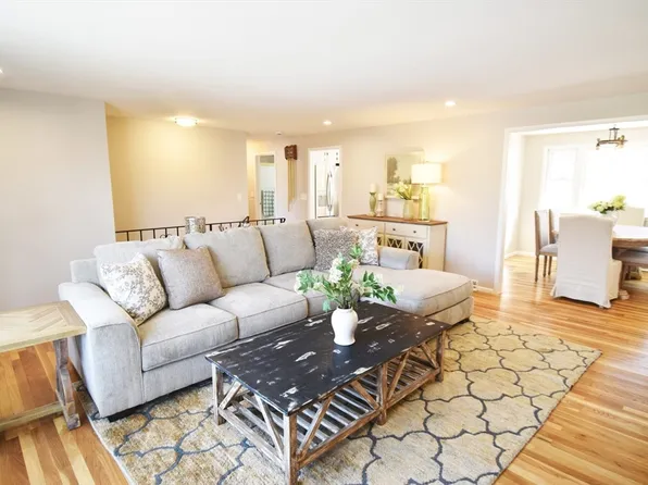 53 Angelica Dr, Framingham, MA 01701