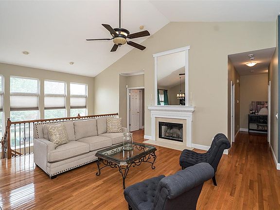 5th image of 323 Crystal Brook Ct