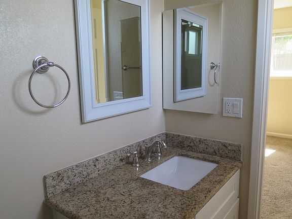 5th image of 286 Yellowstone Dr
