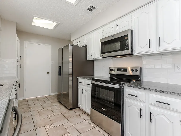 4617 Olympia Dr — Photo 25