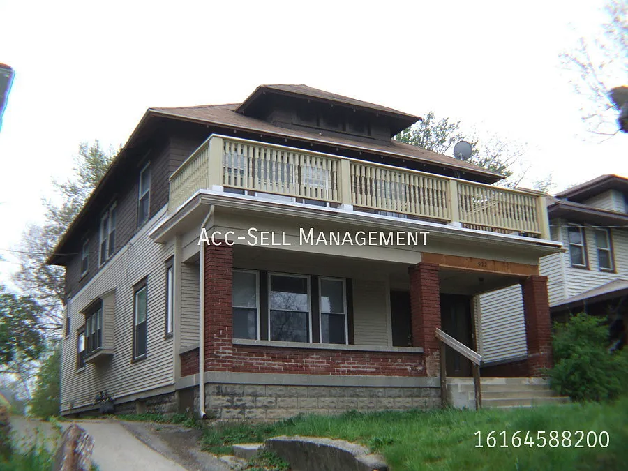 Upper 2BR/1BA Apartment at 922 Martin Luther King Jr. SE #2, Grand Rapids, MI 49507 — Photo 1