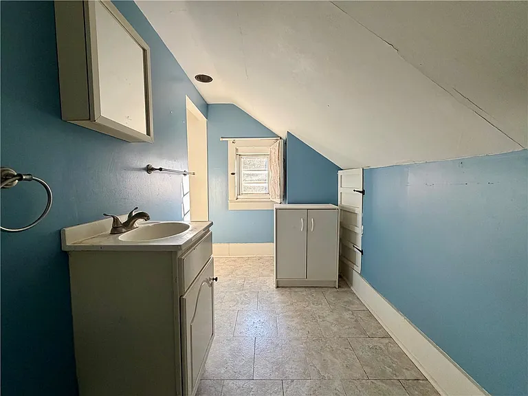 814 Southport St — Photo 4
