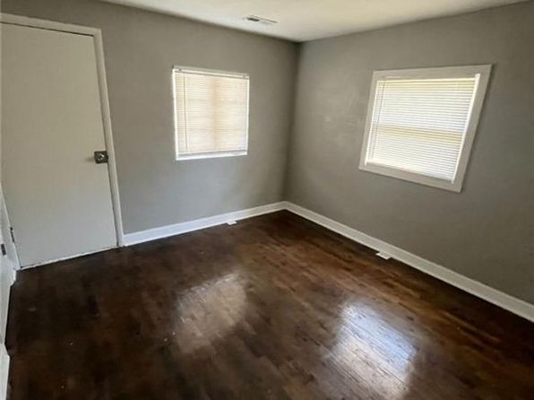 921 N Dickinson Rd, Independence, MO 64050