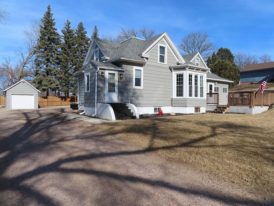 1st image of 821 Main St