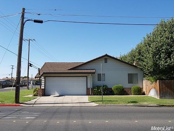 3rd image of 1579 East Ave