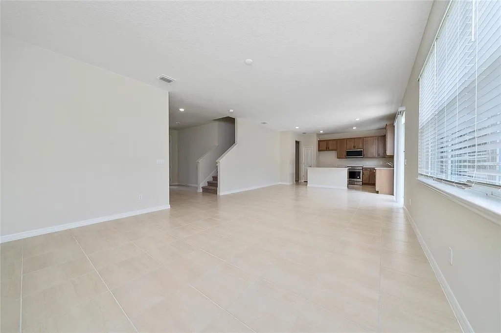 5 bed, 3.0 bath, 2386 sqft, $2,600 — Photo 3