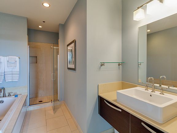 4th image of 700 12th Ave S Unit 1008