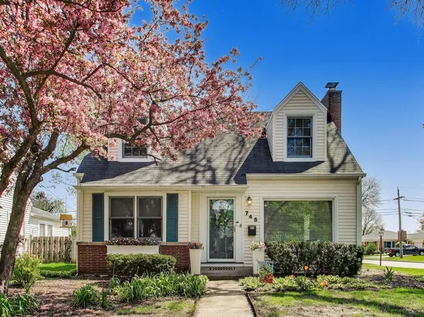 745 S Chestnut Ave, Arlington Heights, IL 60005