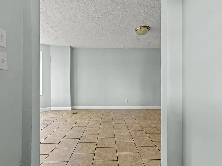 172 S Aiken Dr — Photo 4