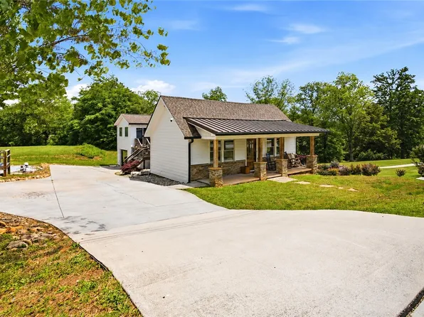 307 S Depot St, Seneca, SC 29678