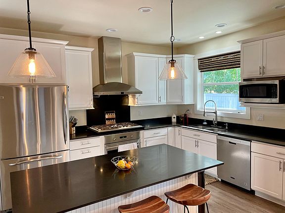 4th image of 2452 NW Columbia Ave #1