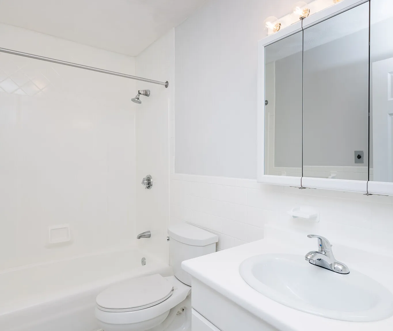 2 bed, 1.0 bath, 890 sqft, $3,300 — Photo 1