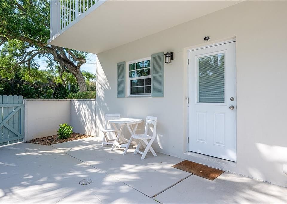 1st image of 900 Jasmine Ln