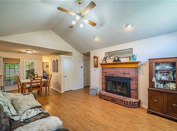 4th image of 1214 Hillview Dr