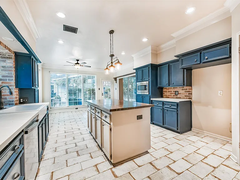 2111 Riverside Dr — Photo 10