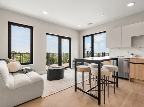 249 Corey Rd #Penthouse 403, Brighton, MA 02135