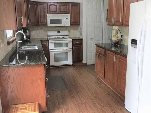 3rd image of 1562 Woodhill Dr NE