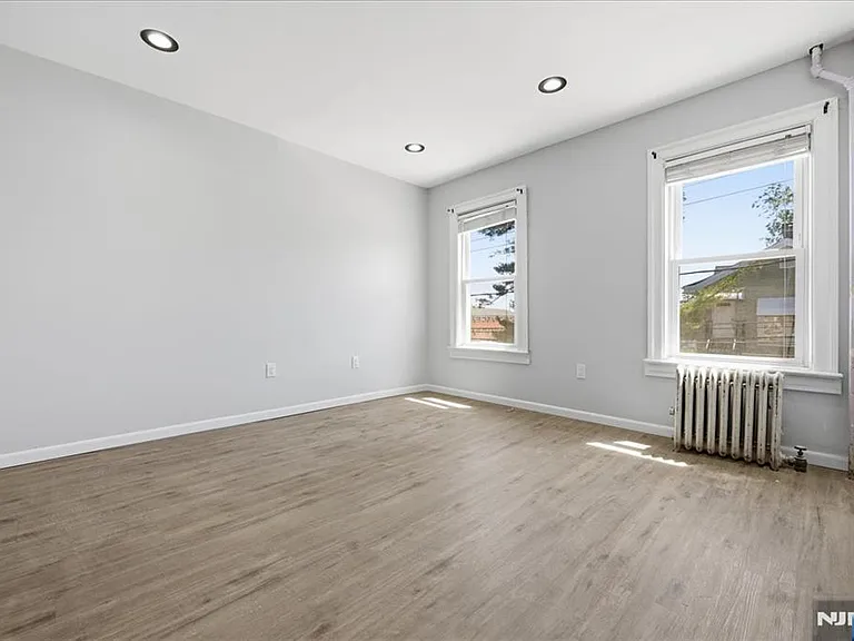 90 Dewitt Pl — Photo 2