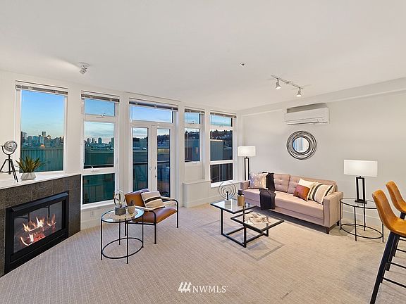 Gas fireplace with sweeping views of South Lake Union, Gas works park, Seattle Skyline, Ballard bridge, and the Space needle! 
