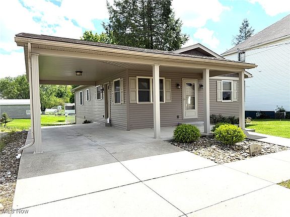 4th image of 102 Maple Ave