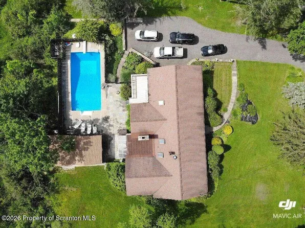 717 N Abington Rd, Waverly Township, PA 18411