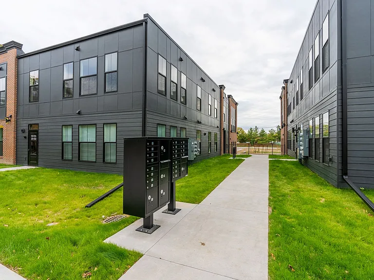 Forest Ave Rowhomes — Photo 13