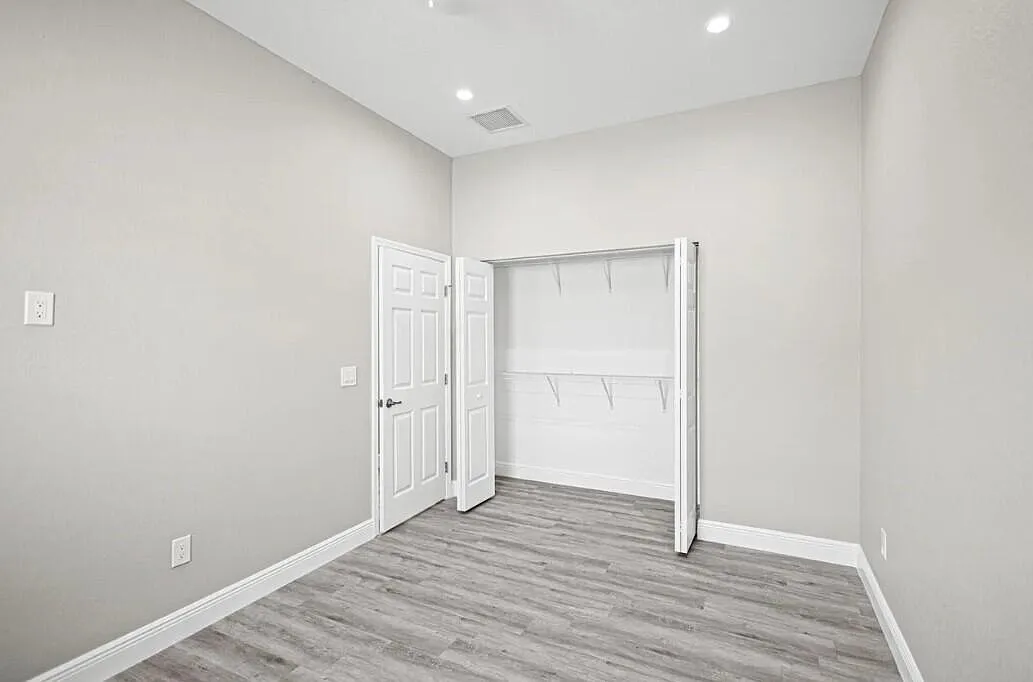 4 bed, 2.0 bath, 1960 sqft, $4,000 — Photo 4