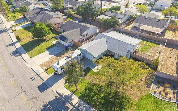 4th image of 2307 W College Ave